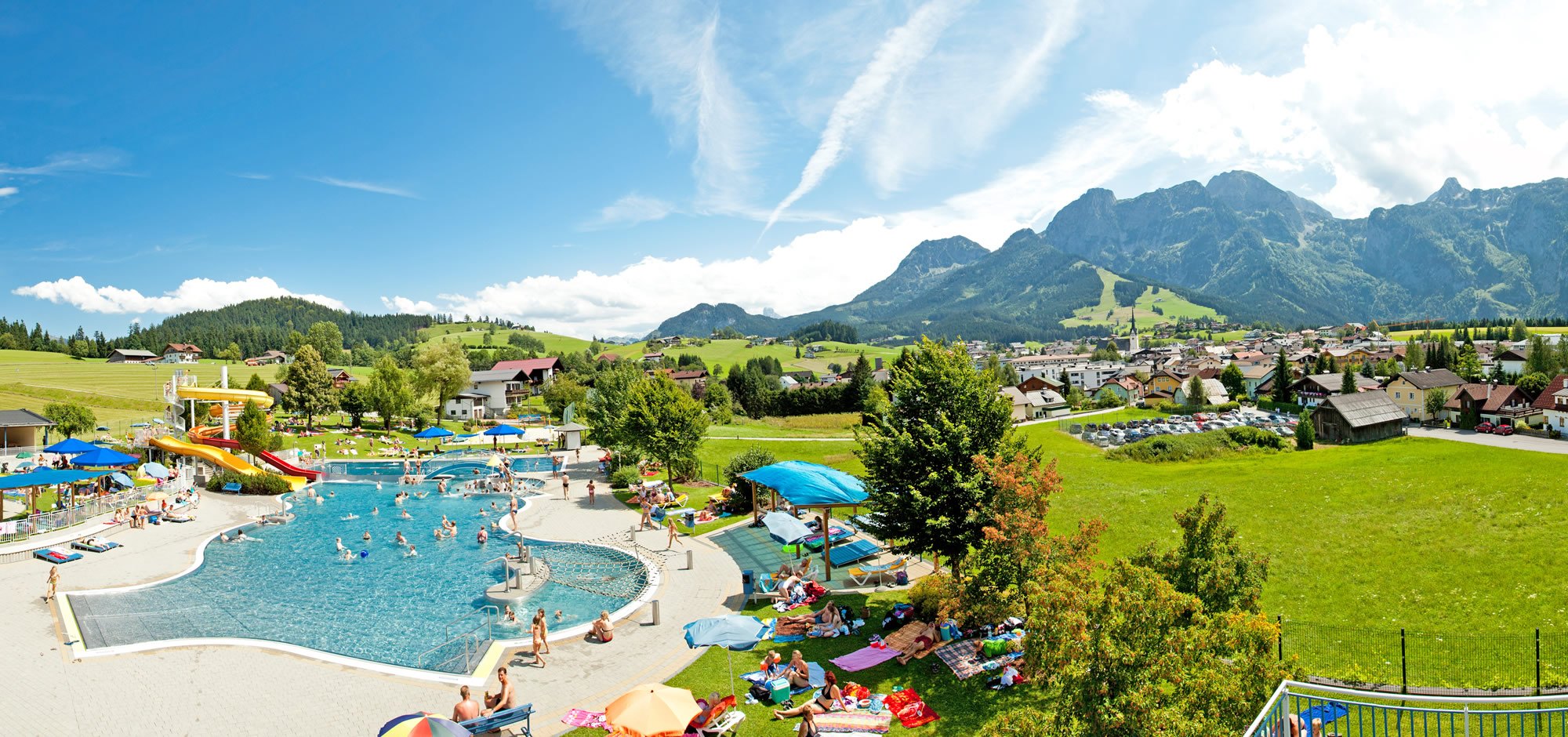 Sommerurlaub in Abtenau - Blick auf das Freischwimmbad und auf den Ort